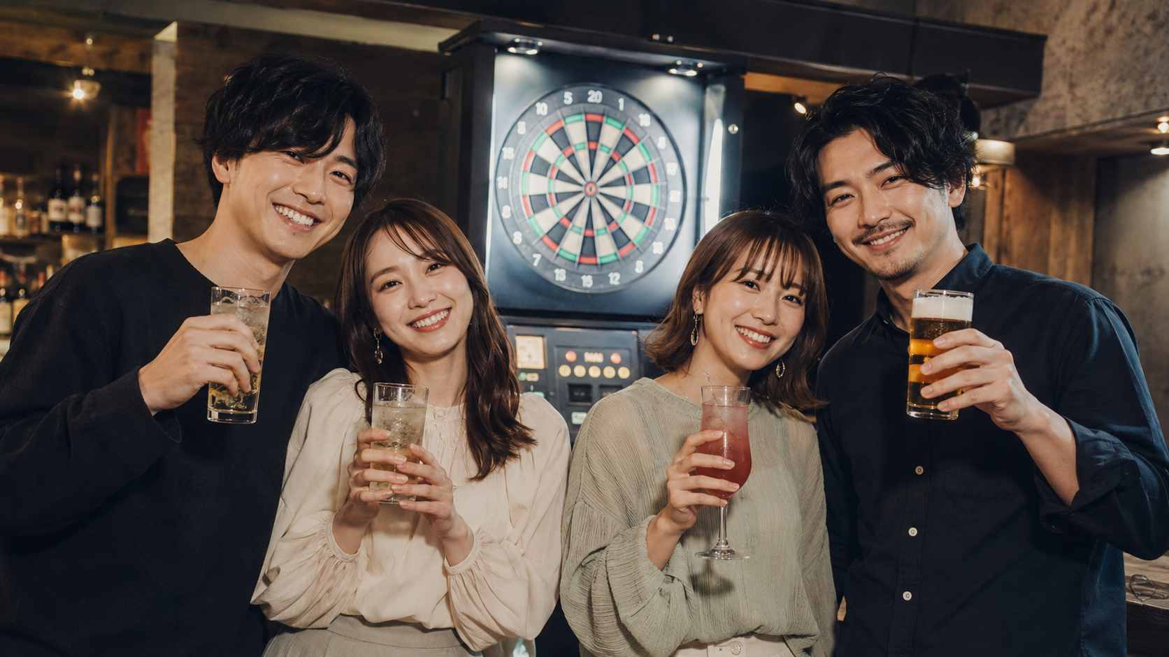 ダーツを通して交流する常連客